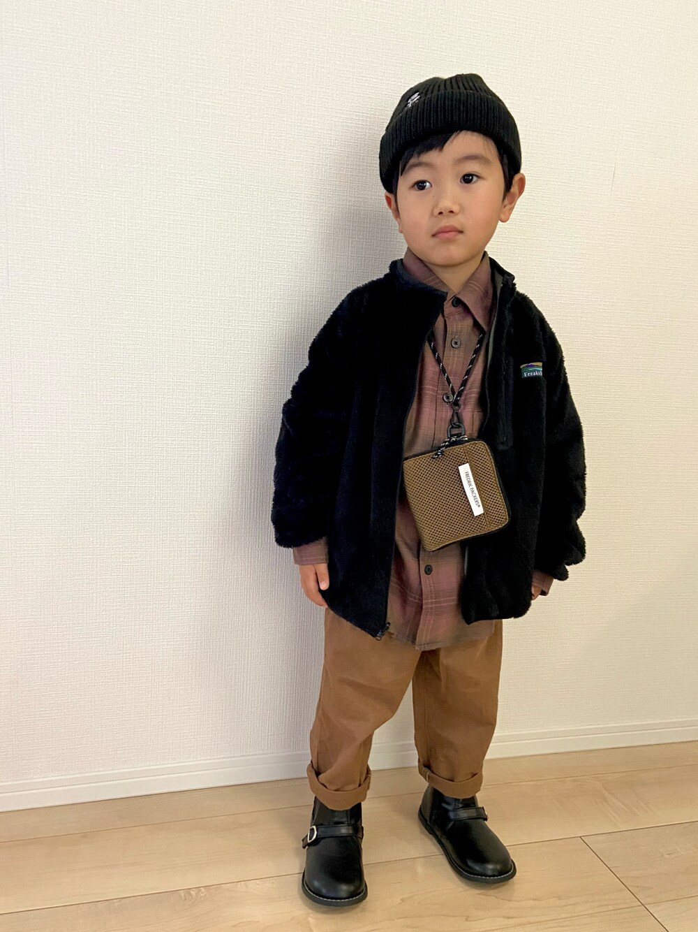 グリーン系のブルゾン、パープル系のシャツ/ブラウス、ブラウン系のチノパンツを着用したキッズの冬コーディネートの1枚目の写真
