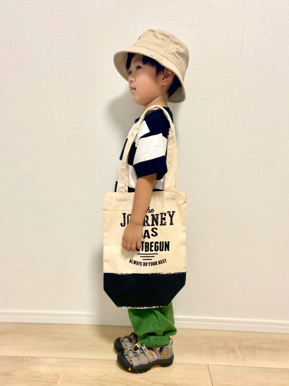 ブラック系のTシャツ/カットソー、グリーン系のその他パンツ、グレー系のサンダルを着用したキッズの秋コーディネートの1枚目の写真
