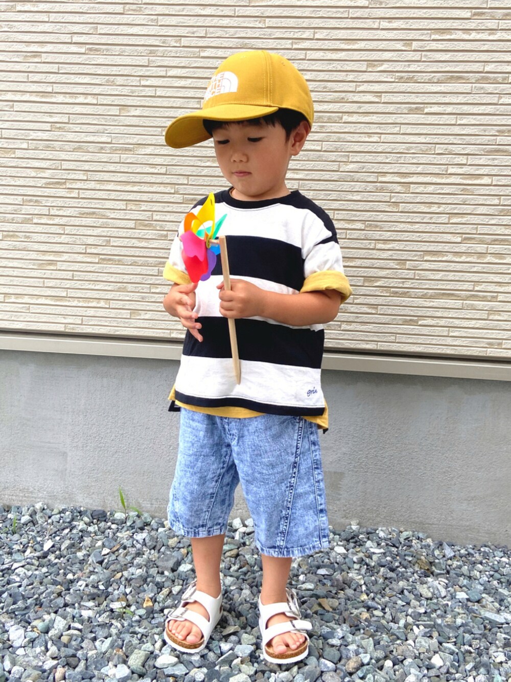 ブラック系のTシャツ/カットソー、その他のデニムパンツ、ホワイト系のサンダルを着用したキッズの夏コーディネートの1枚目の写真
