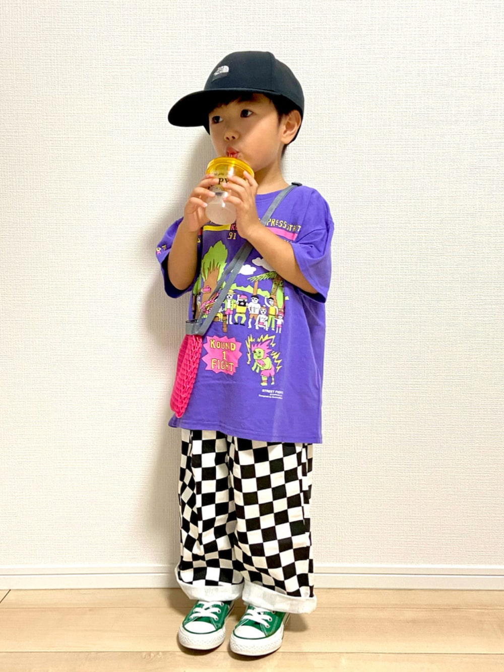 パープル系のTシャツ/カットソー、その他のその他パンツ、グリーン系のスニーカーを着用したキッズの夏コーディネートの1枚目の写真