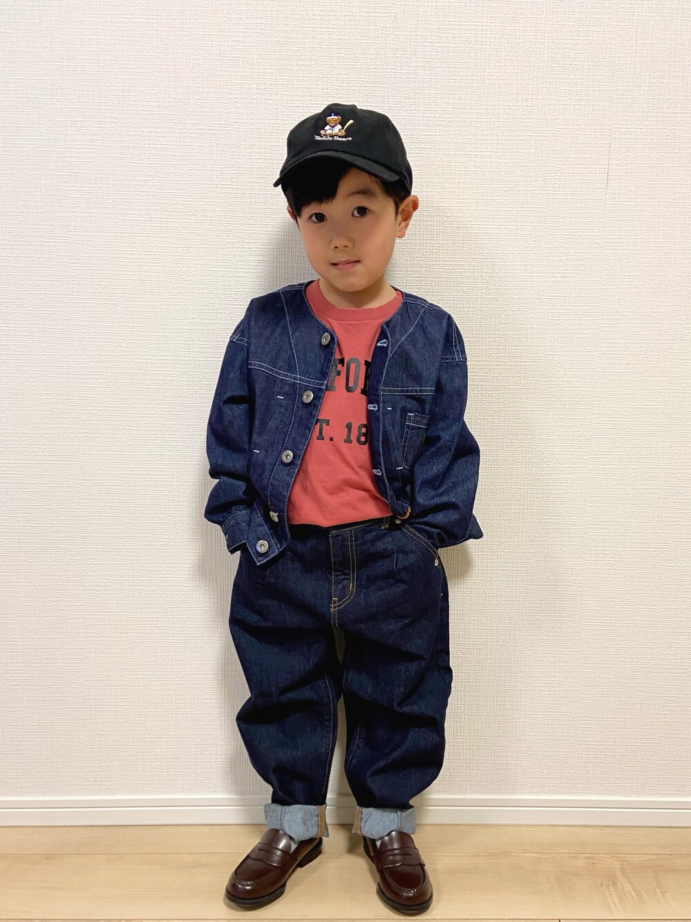 ブルー系のデニムジャケット、ブルー系のデニムパンツ、レッド系のTシャツ/カットソーを着用したキッズの春コーディネートの1枚目の写真