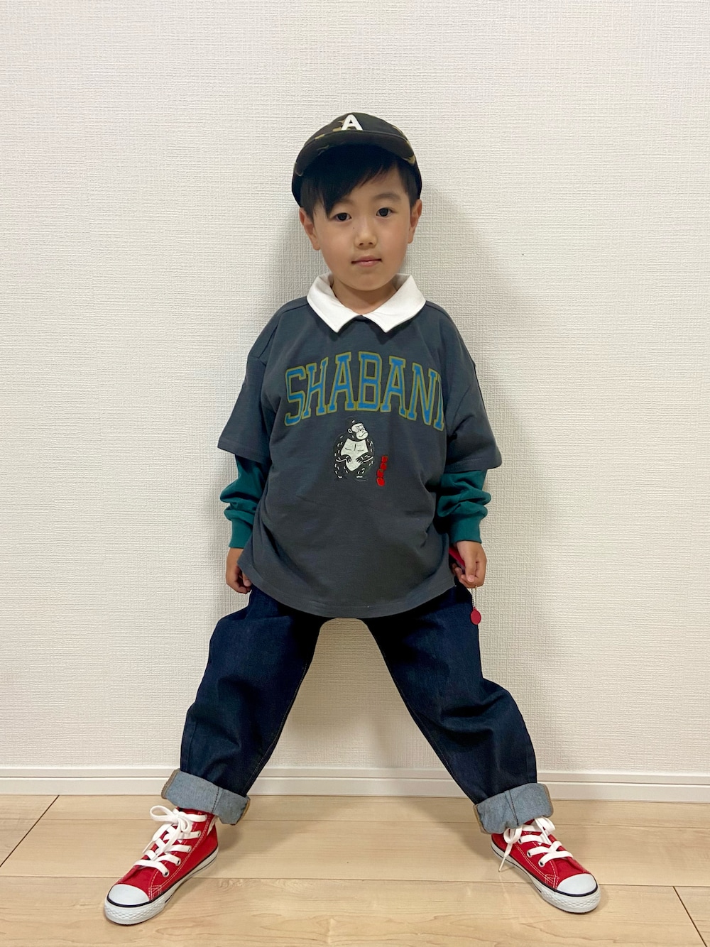 グレー系のTシャツ/カットソー、グリーン系のTシャツ/カットソー、ブルー系のデニムパンツを着用したキッズの春コーディネートの1枚目の写真