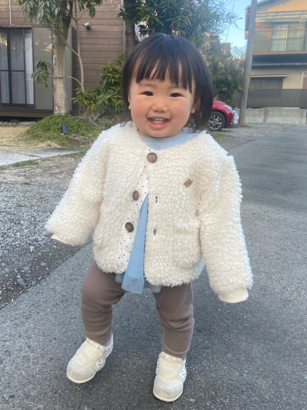 ホワイト系のジャケット/アウター、ブルー系のトップス、ホワイト系のスニーカーを着用したキッズの春コーディネートの1枚目の写真