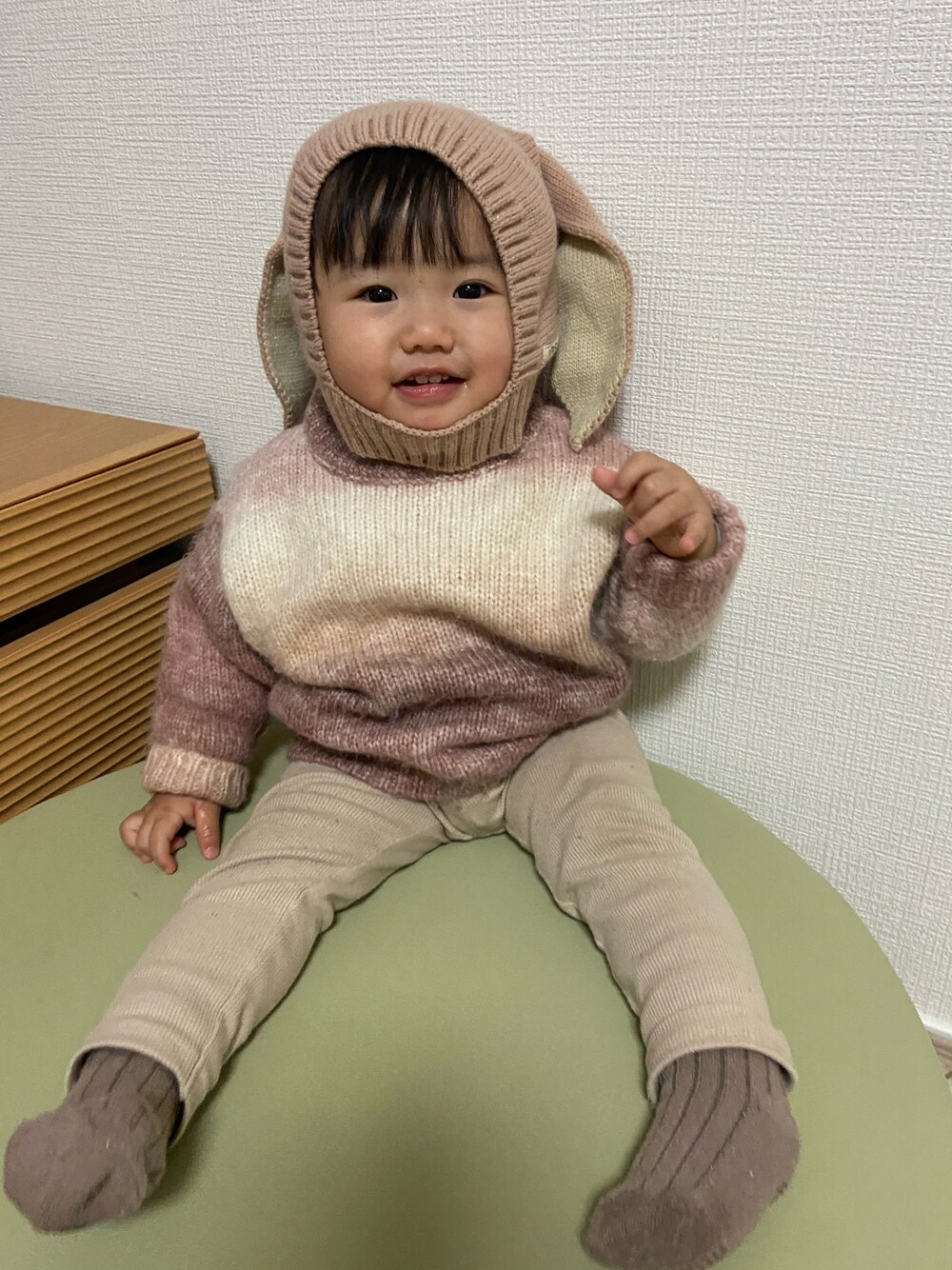 ピンク系のニット/セーター、ベージュ系のレギンス/スパッツ、ピンク系のニットキャップ/ビーニーを着用したキッズの冬コーディネートの1枚目の写真