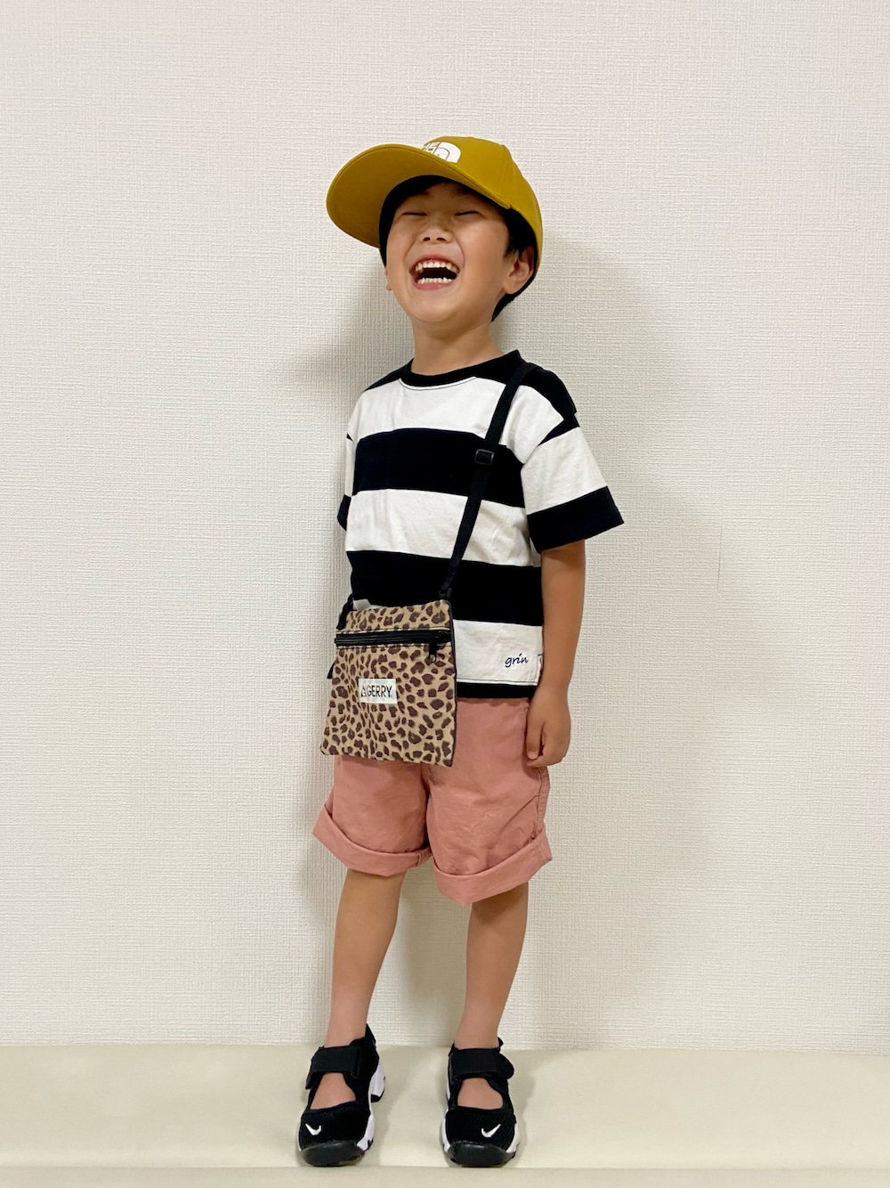 ブラック系のTシャツ/カットソー、ピンク系のパンツ、ホワイト系のTシャツ/カットソーを着用したキッズの夏コーディネートの1枚目の写真