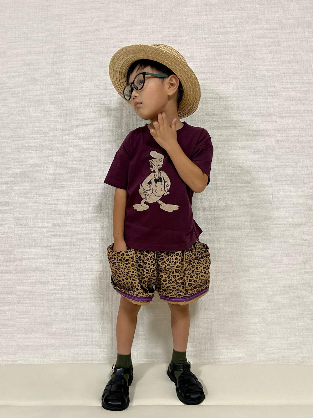 レッド系のTシャツ/カットソー、その他のパンツ、ブラック系のサンダルを着用したキッズの夏コーディネートの1枚目の写真