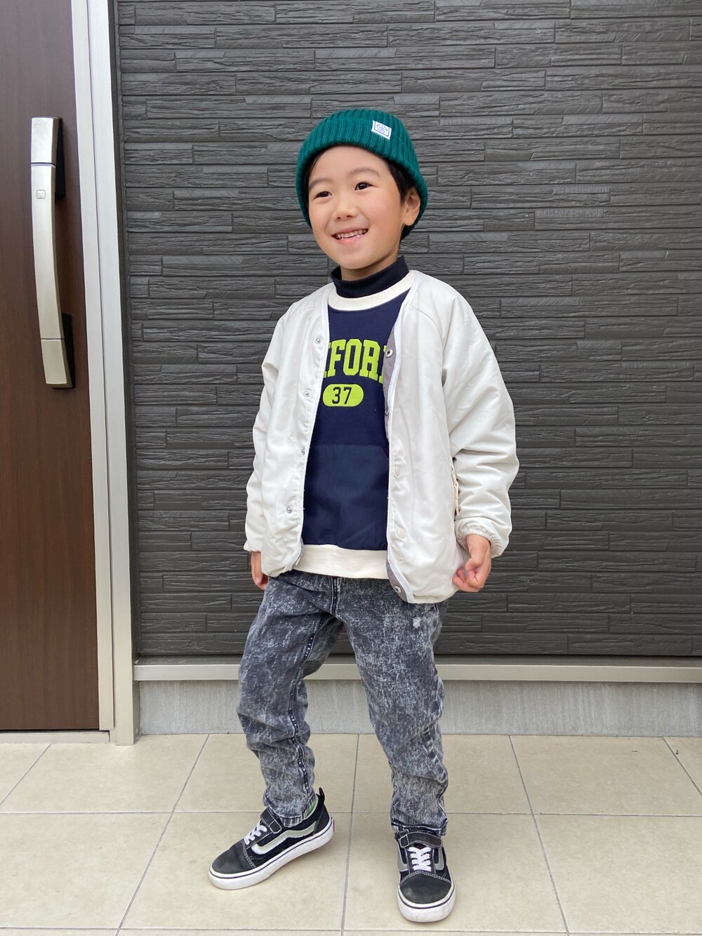 ブルー系のスウェット、ホワイト系のブルゾン、ブラック系のTシャツ/カットソーを着用したキッズの冬コーディネートの1枚目の写真