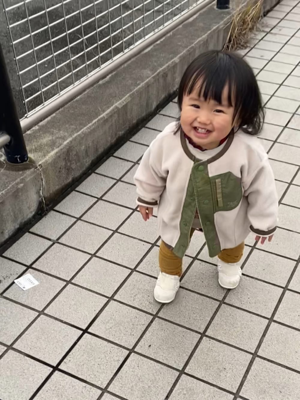 ホワイト系のカーディガン/ボレロ、ホワイト系のスウェット、ホワイト系のスニーカーを着用したキッズの冬コーディネートの1枚目の写真