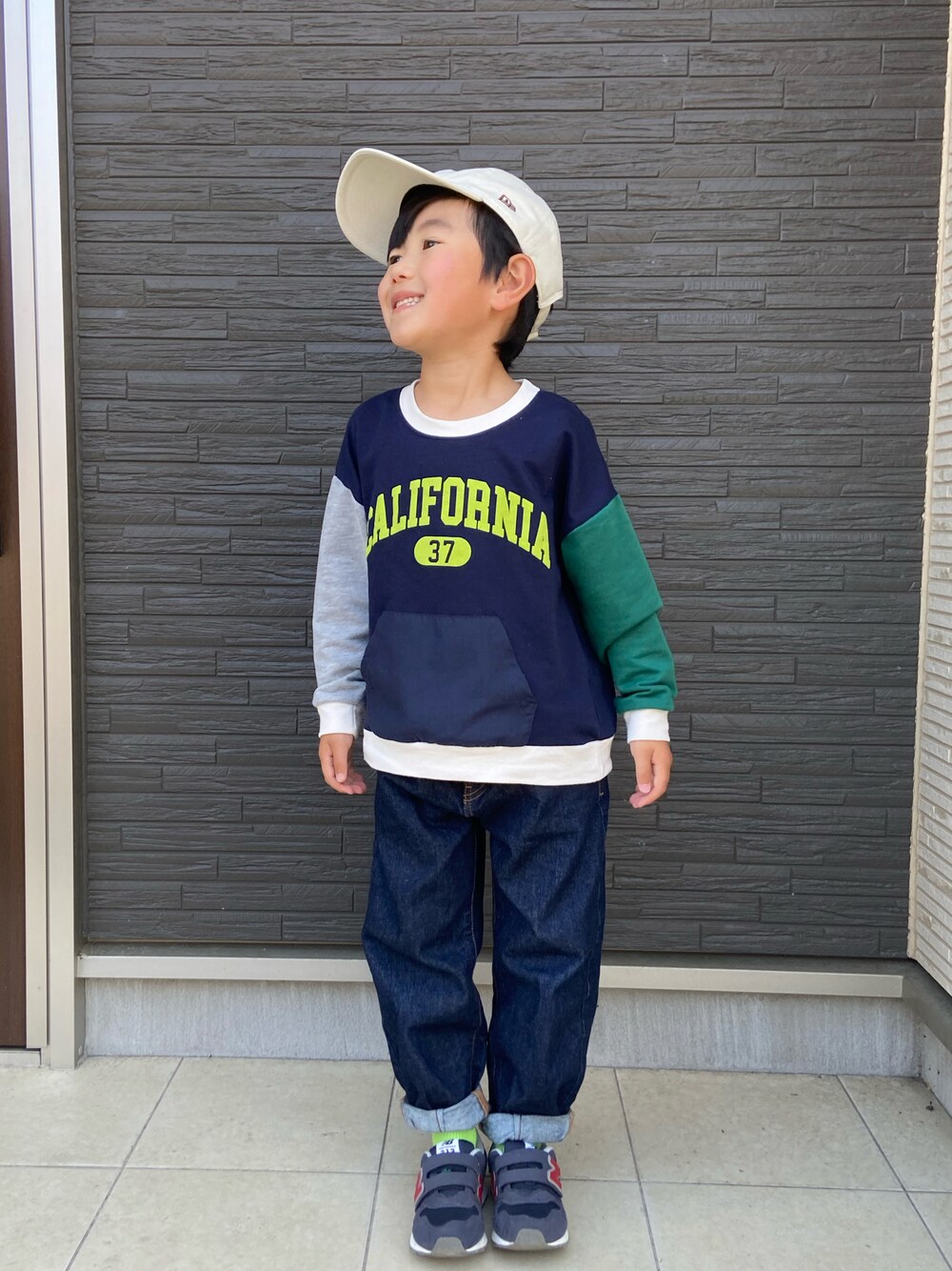 ブルー系のスウェット、ブルー系のデニムパンツ、ブルー系のスニーカーを着用したキッズの春コーディネートの1枚目の写真
