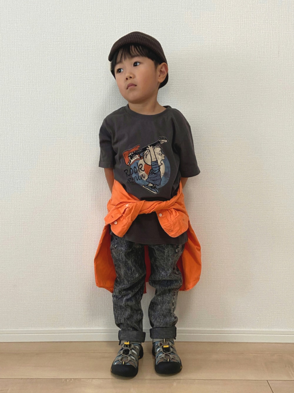 グレー系のTシャツ/カットソー、オレンジ系のシャツ/ブラウス、ブラック系のデニムパンツを着用したキッズの秋コーディネートの1枚目の写真