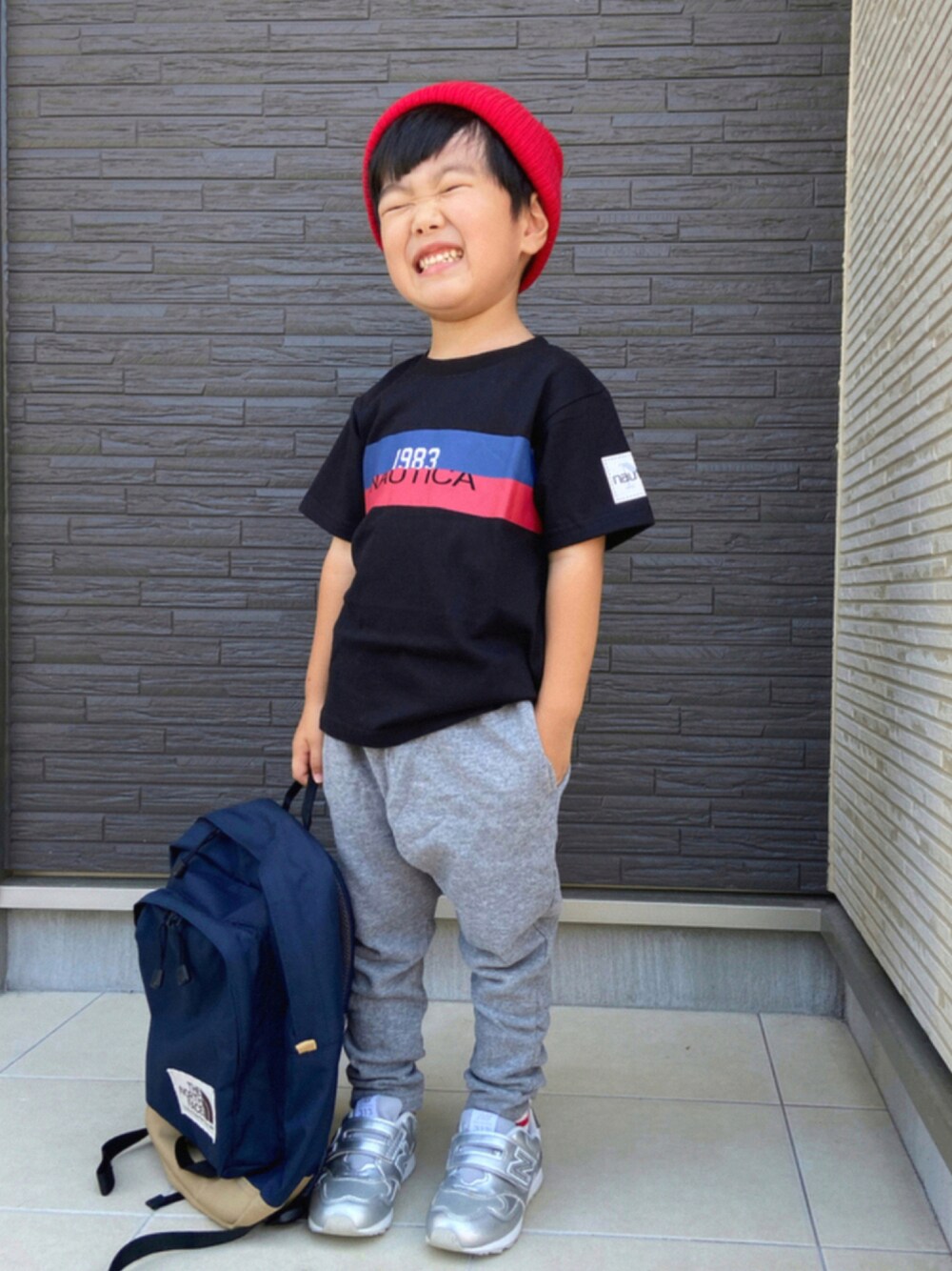 ブラック系のTシャツ/カットソー、グレー系のスウェットパンツ、シルバー系のスニーカーを着用したキッズの夏コーディネートの1枚目の写真