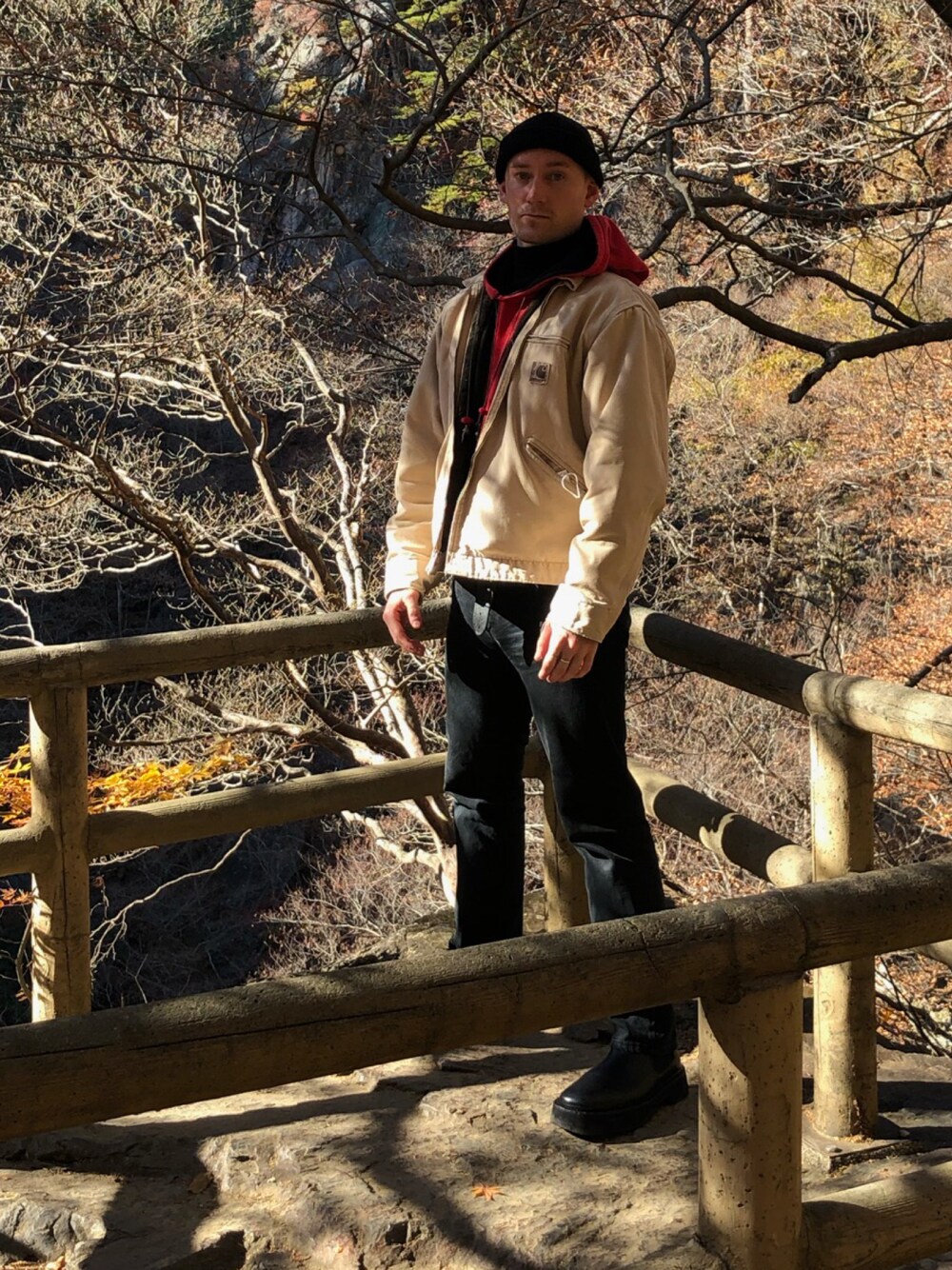 「fall、carhartt、levis 501」｜「Levi’s 501のアイテム（デニムパンツ、ブルー系）」を使った、seb さん（メンズ・178cm）の秋コーディネートの1枚目の写真