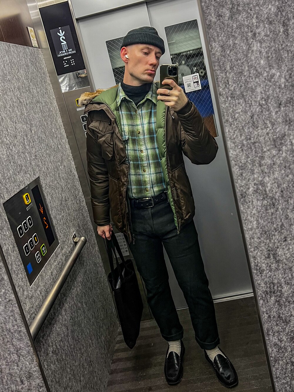 「winter wearing、Winter Coat 2023、flannel」｜「Levi'sのアイテム（デニムパンツ、ブラック系）」を使った、seb さん（メンズ・178cm）の冬コーディネートの1枚目の写真