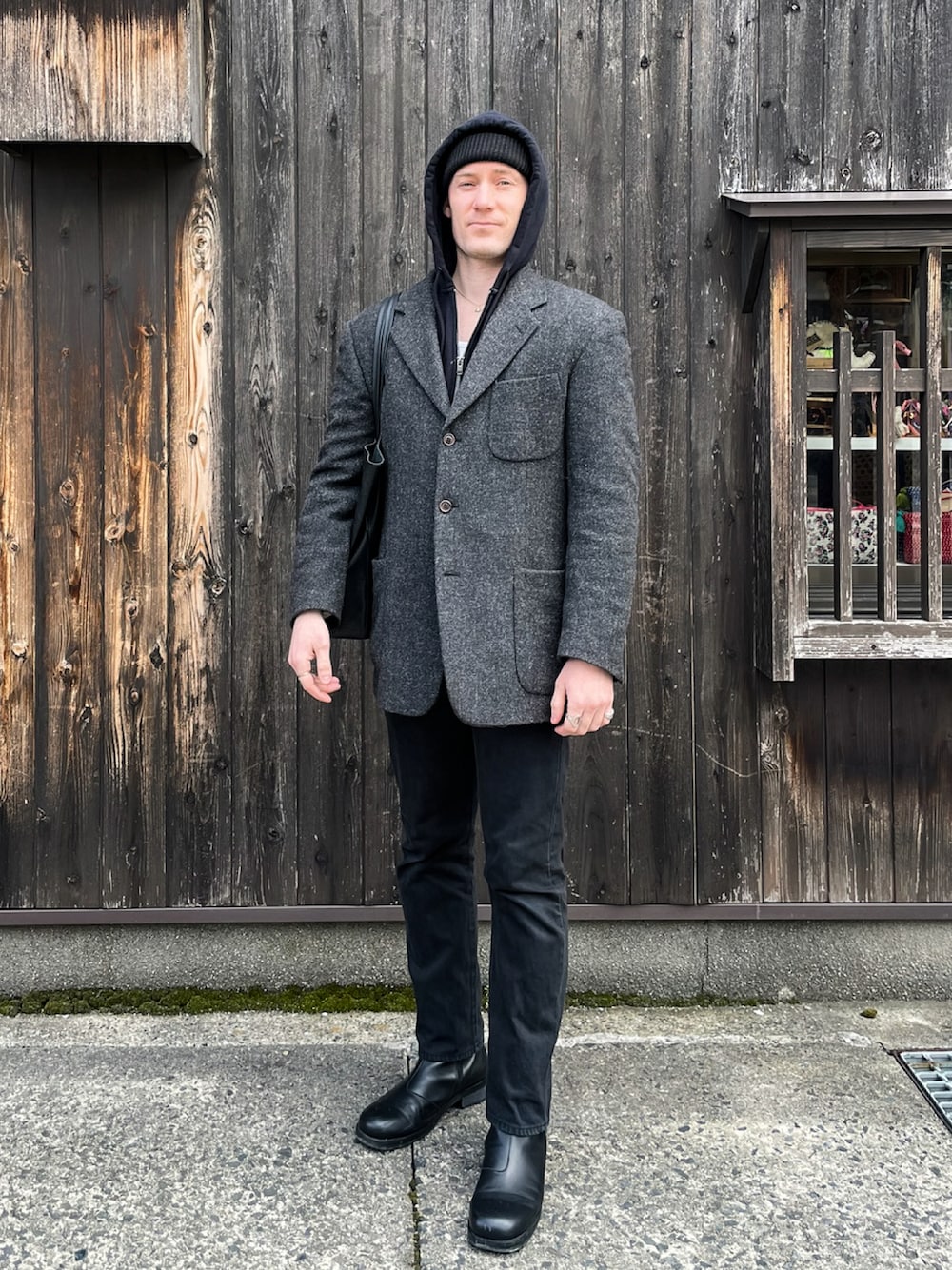 「冬コーデ、デニム、Levis、winter、spring、春コーデ、黒、ブーツ、our legacy、vintage」｜「Italian vintageのアイテム（チェスターコート、グレー系）」を使った、seb さん（メンズ・178cm）の春コーディネートの1枚目の写真