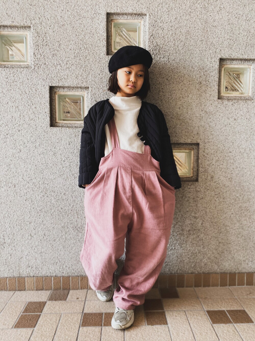 「キッズファッション、小学生、キッズコーデ、きれいめカジュアル、休日スタイル」｜「antiquaのキッズ裏毛ラグラントップス（その他トップス、ホワイト系）」を使った、a_coordinateさん（キッズ・132cm）の冬コーディネートの1枚目の写真