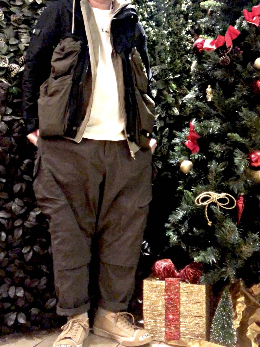「ootd、converse、undercover、UNIQLO、GU、GUコーデ、SOPHNET.、goopi、街頭穿搭、白T」｜「Goopimadeのアイテム（カーゴパンツ、グレー系）」を使った、 doy doy 000さん（メンズ・172cm）の冬コーディネートの1枚目の写真