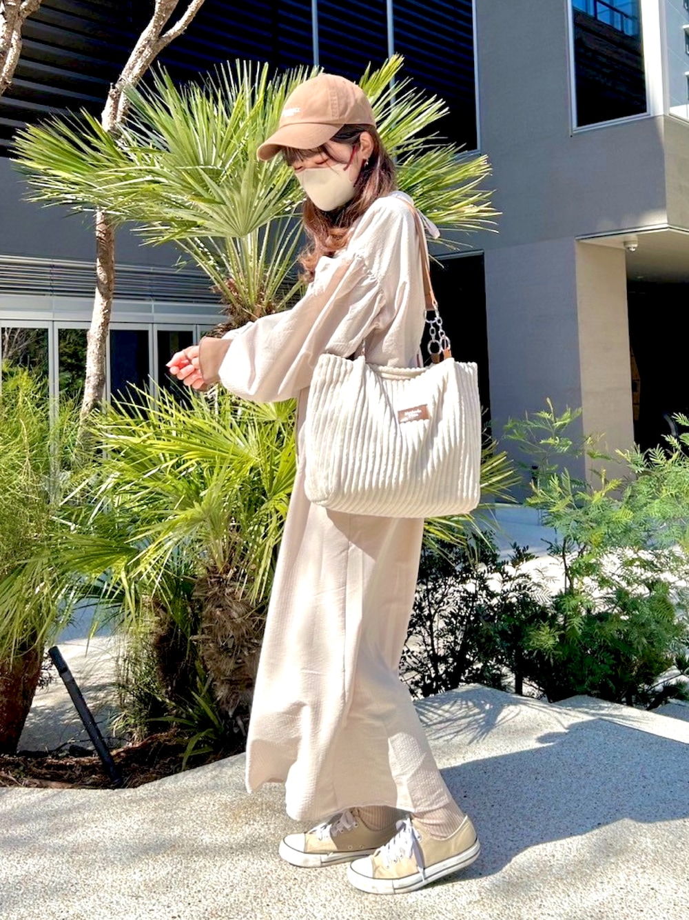 「楽チンコーデ、ワンピース、キャップ、おしゃれさんと繋がりたい、大人かわいい、プチプラ、カジュアル、春夏コーデ、休日スタイル、大人カジュアル」｜「INGNIのアイテム（スニーカー、ベージュ系）」を使った、shifon*さん（レディース・156cm）の春コーディネートの1枚目の写真