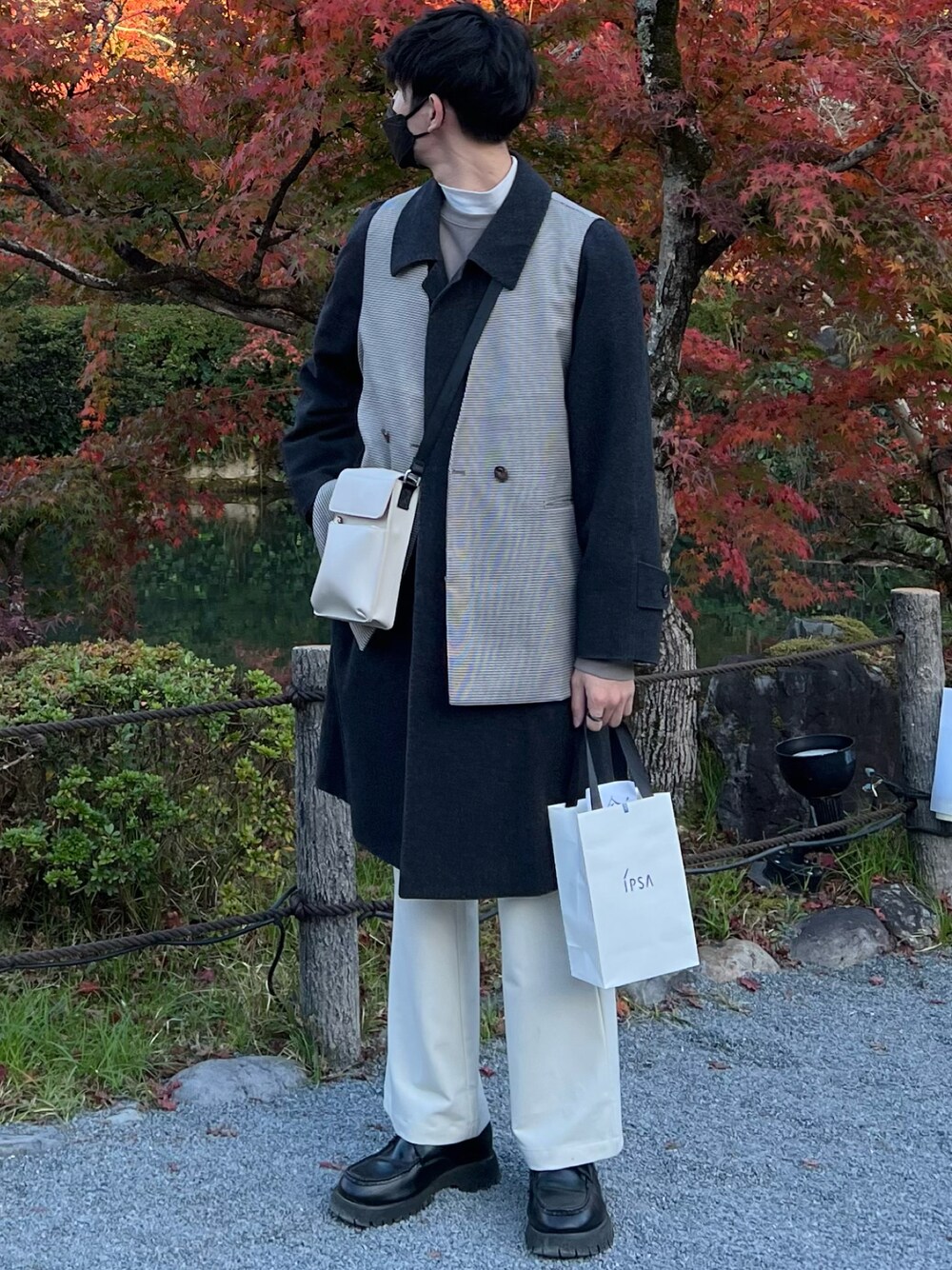 「服とコスメでなりたい自分に、冬アウター、大人コーデ、きれいめカジュアル、SENSEOFPLACE、tk.TAKEO KIKUCHI、shiki tokyo、古着MIX、古着屋、休日コーデ」｜「tk.TAKEO KIKUCHIのスリーブレスジャケットセットアップ（セットアップ、ホワイト系）」を使った、ゆうまさん（メンズ・174cm）の冬コーディネートの1枚目の写真
