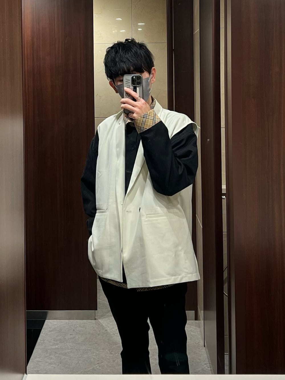 「大人コーデ、休日スタイル、お洒落さんとつながりたい、大人カジュアル、ootd、シャツスタイル、ワントーンコーデ、プチプラコーデ、プチプラ、服好きな人と繋がりたい、MONO-MART、INTERFACTORY、フレアパンツ、ジレベスト」｜「MONO-MARTのTRストレッチスーツ地フレアカラースラックスパンツ -2021SPRING-（スラックス、ブラック系）」を使った、ゆうまさん（メンズ・174cm）の冬コーディネートの1枚目の写真