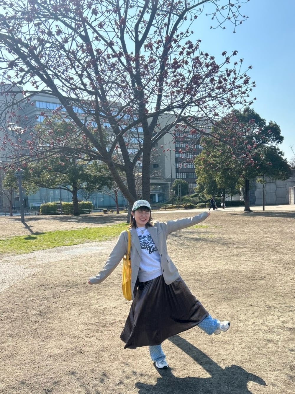 「DULTONのアイテム（トートバッグ、イエロー系）」を使った、蚊さん（レディース・157cm）の春コーディネートの1枚目の写真