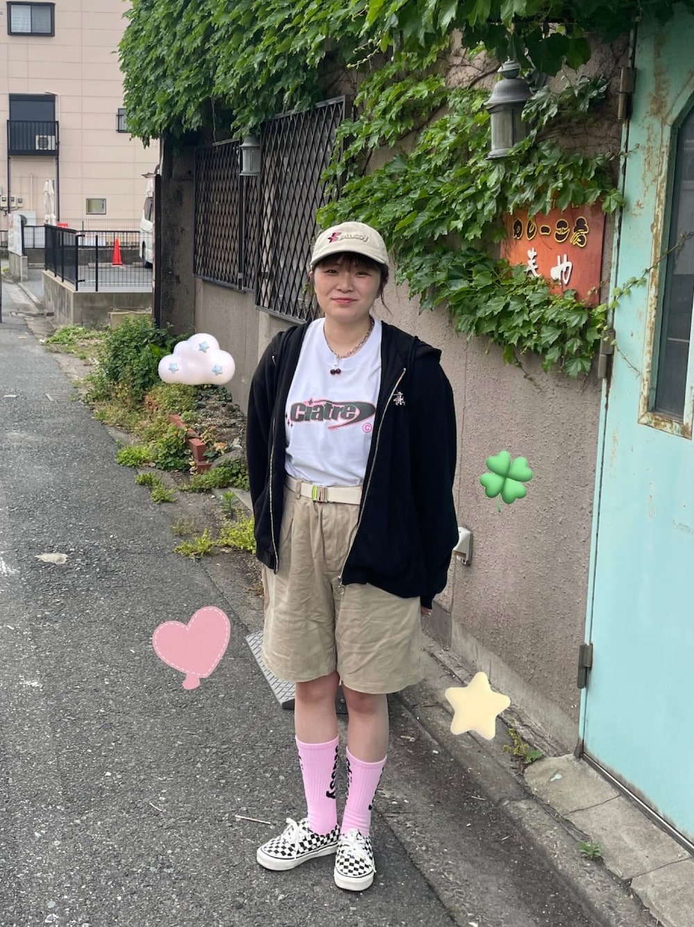 「STUSSYのアイテム（パーカー、ブラック系）」を使った、蚊さん（レディース・157cm）の春コーディネートの1枚目の写真