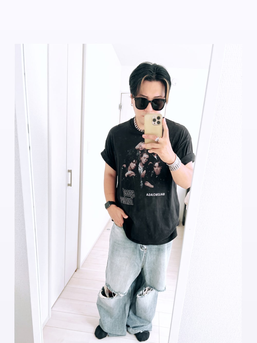 「BALENCIAGA」｜「BALENCIAGAのアイテム（Tシャツ/カットソー、ブラック系）」を使った、0726hkさん（メンズ・170cm）の春コーディネートの1枚目の写真