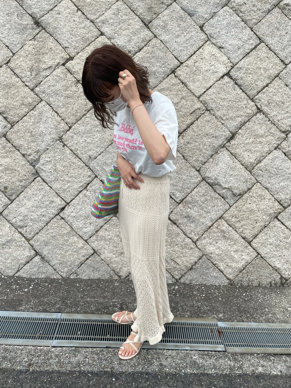 「サンダル、ビーチサンダル、Tシャツ、白Tシャツ、ピンク、ワンポイントカラー、スカート、台湾バック、めがね」｜「ABITOKYOのカラーロゴ刺繍カットソー（Tシャツ/カットソー、ホワイト系）」を使った、motaさん（レディース・165cm）の夏コーディネートの1枚目の写真