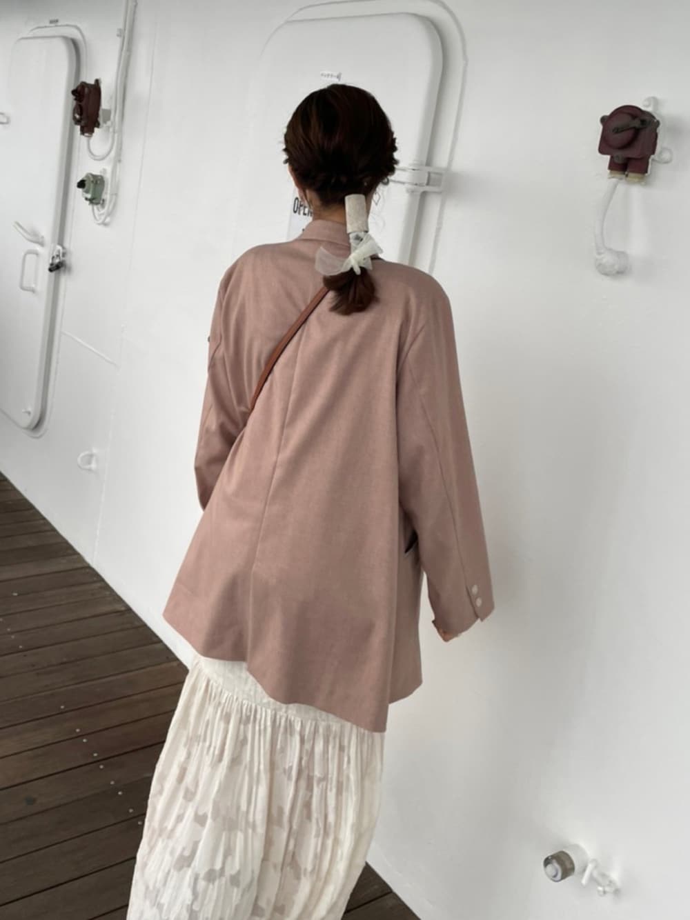 「いまどきジャケット写真、春コーデ、春ジャケット、ジャケット、＃ワンピース、おでかけコーデ」｜「Kastaneの【2023SSアイテム】カルゼテーラードジャケット（テーラードジャケット、ピンク系）」を使った、motaさん（レディース・164cm）の春コーディネートの1枚目の写真
