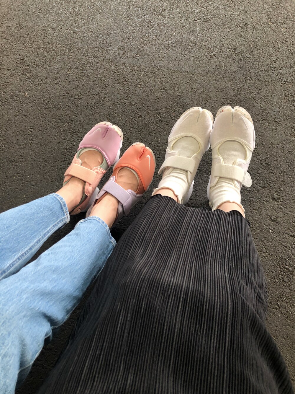「エアリフト、ナイキエアリフト、ワンピース、黒ワンピース、プリーツキャミワンピ、キャミワンピース」｜「NIKEの(NIKE)ナイキ エア リフト（スニーカー、ベージュ系）」を使った、motaさん（レディース・165cm）の夏コーディネートの1枚目の写真