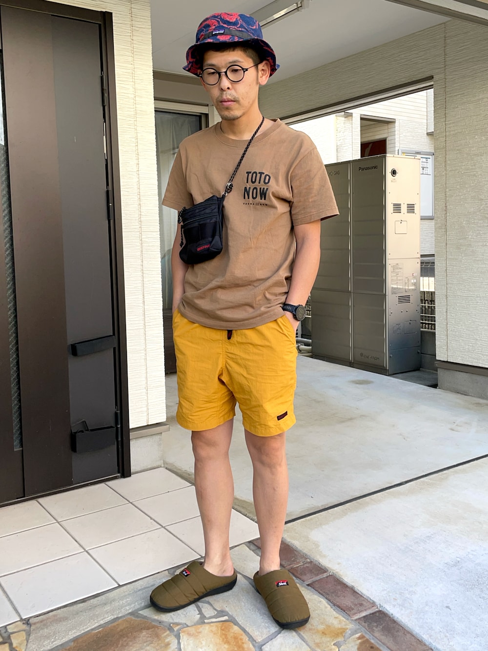「サウナ、サウナファッション、サウナコーデ、GRAMICCI、グラミチ、ハーフパンツ、ハット、patagonia、サンダル、NANGA、サコッシュ、briefing」｜「BRIEFINGのアイテム（ボディバッグ/ウエストポーチ、ブラック系）」を使った、KHさん（メンズ・170cm）の春コーディネートの1枚目の写真