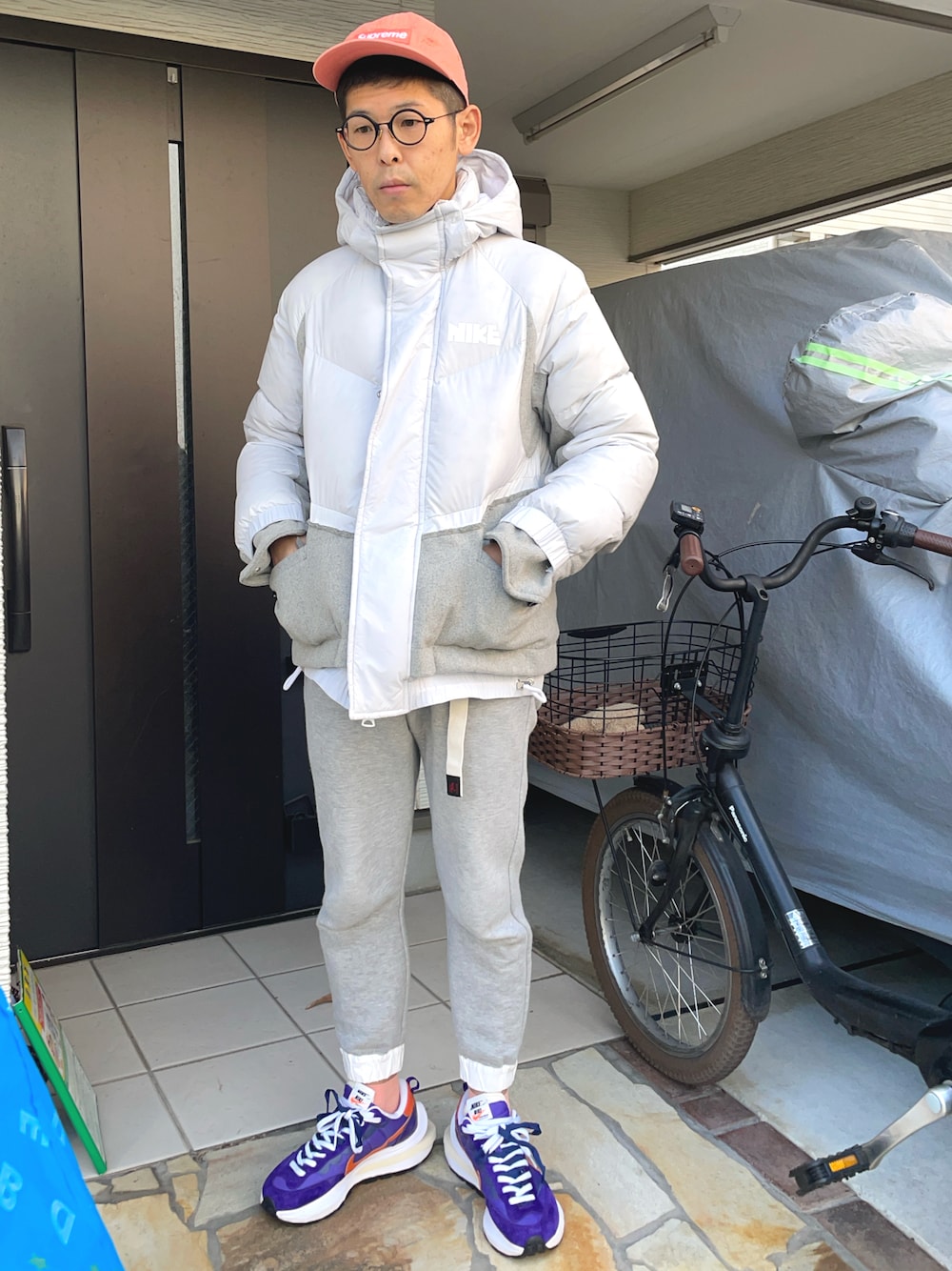 「sacai、sacai×nike、NIKE、supreme、キャップ、スウエットパンツ、GRAMICCI、スニーカー、ダウンジャケット」｜「Supreme のアイテム（キャップ、ピンク系）」を使った、KHさん（メンズ・170cm）の冬コーディネートの1枚目の写真