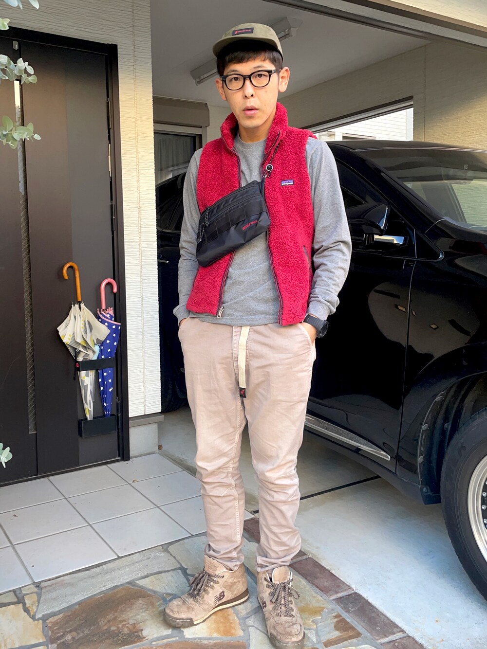 「patagonia、New Balance、ベスト、フリース、スニーカー、GRAMICCI、nonnative、briefing、サコッシュ」｜「patagoniaの【Patagonia/パタゴニア】ロゴプリントクルーネックロングTシャツ（Tシャツ/カットソー、グレー系）」を使った、KHさん（メンズ・170cm）の秋コーディネートの1枚目の写真