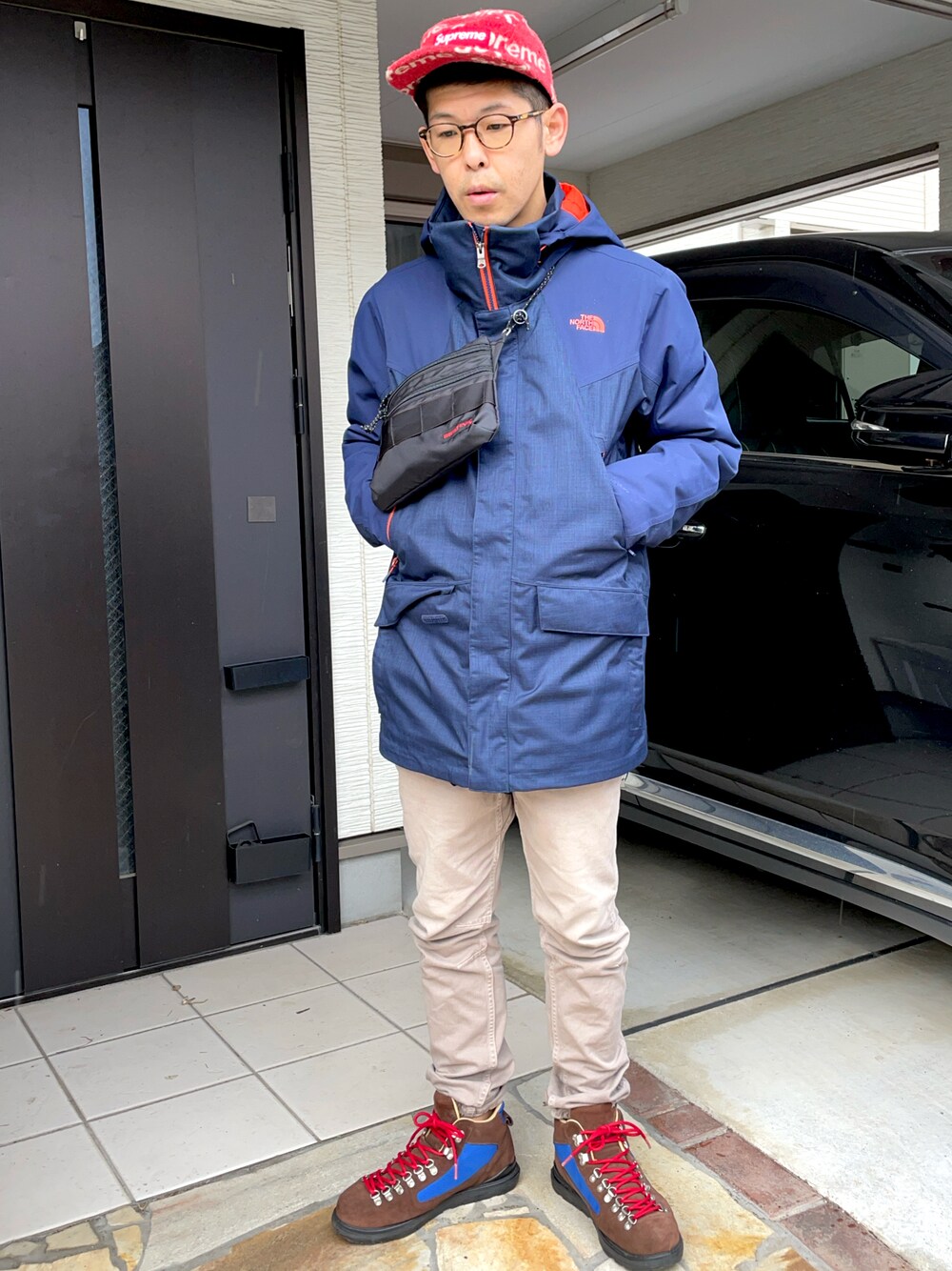 「supreme、visvim、THE NORTH FACE、ノースフェイス、nonnative、カーゴパンツ、グラミチ、GRAMICCI、キャップ、briefing、サコッシュ」｜「Supreme のアイテム（キャップ、レッド系）」を使った、KHさん（メンズ・170cm）の冬コーディネートの1枚目の写真