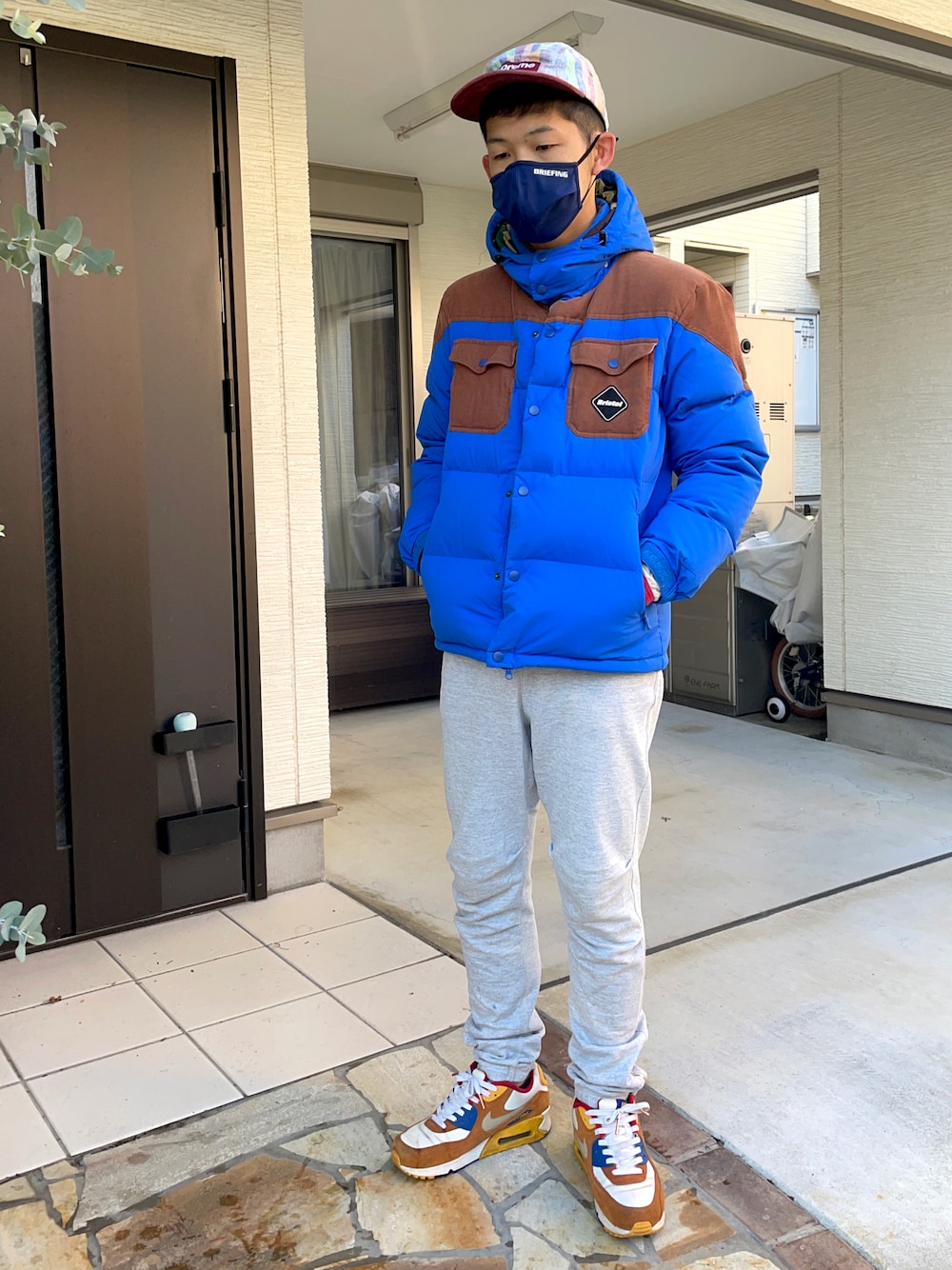 「FCRB、ダウンジャケット、nonnative、スウェットパンツ、キャップ、supreme、スニーカー、NIKE、AIR MAX、briefing、マスク」｜「nonnativeのアイテム（スウェットパンツ、グレー系）」を使った、KHさん（メンズ・170cm）の冬コーディネートの1枚目の写真