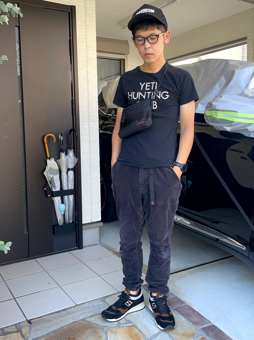 「nonnative、GRAMICCI、New Balance、briefing、サコッシュ、キャップ、GARNI」｜「nonnativeのアイテム（Tシャツ/カットソー、ブラック系）」を使った、KHさん（メンズ・170cm）の秋コーディネートの1枚目の写真