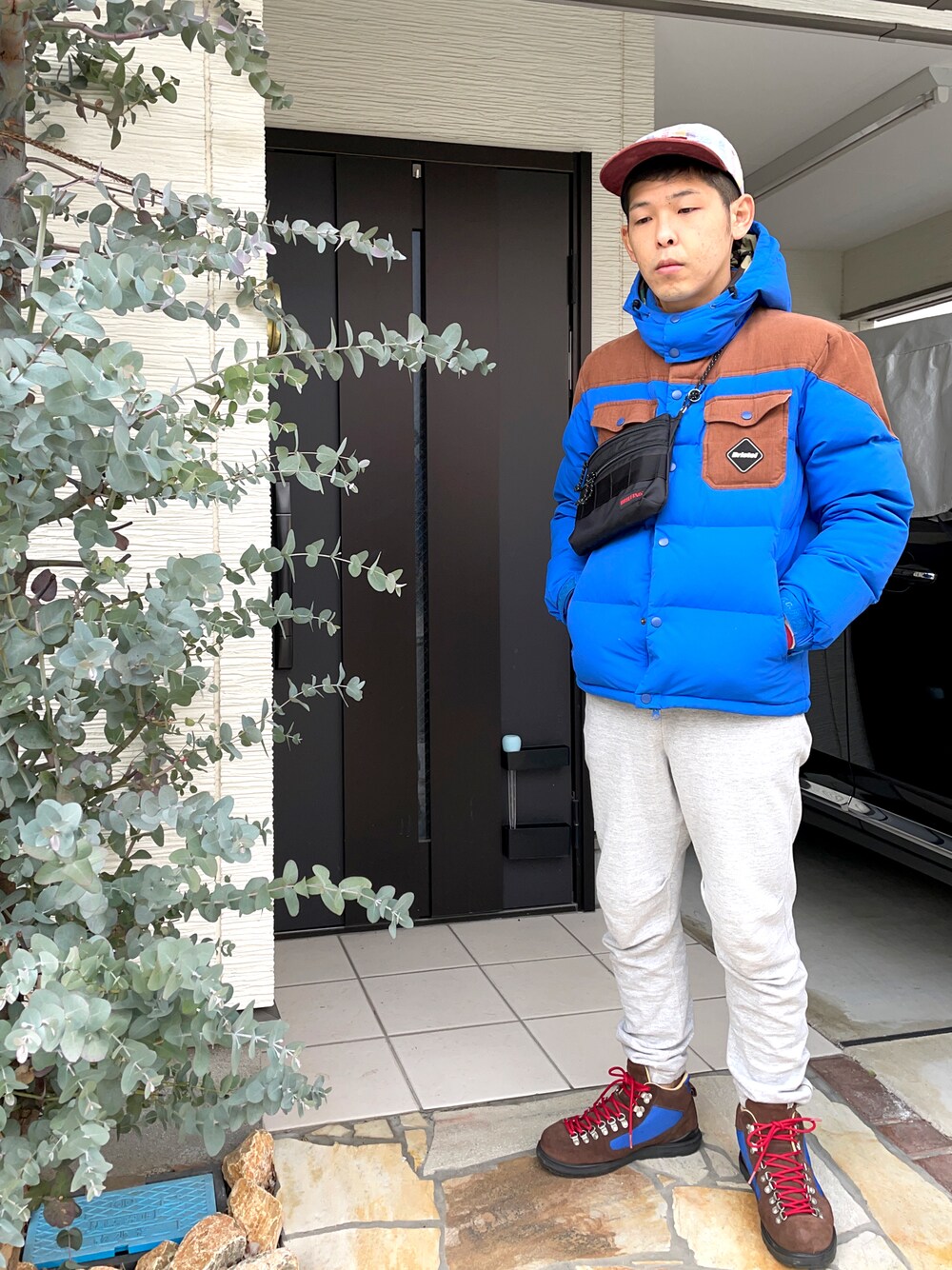 「supreme、visvim、FCRB、SOPHNET.、nonnative、スウェットパンツ、キャップ、ダウンジャケット」｜「nonnativeのアイテム（スウェットパンツ、グレー系）」を使った、KHさん（メンズ・170cm）の冬コーディネートの1枚目の写真
