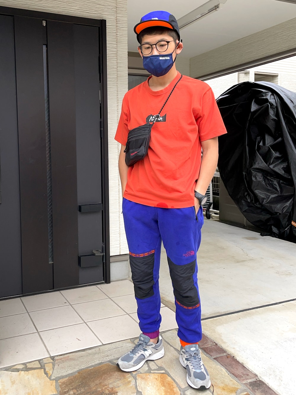 「THE NORTH FACE、キャップ、Tシャツ、スウェットパンツ、ノースフェイス、ブリーフィング、briefing、サコッシュ、スニーカー、New Balance、ニューバランス、NANGA」｜「NEW BALANCEのアイテム（スニーカー、グレー系）」を使った、KHさん（メンズ・170cm）の春コーディネートの1枚目の写真
