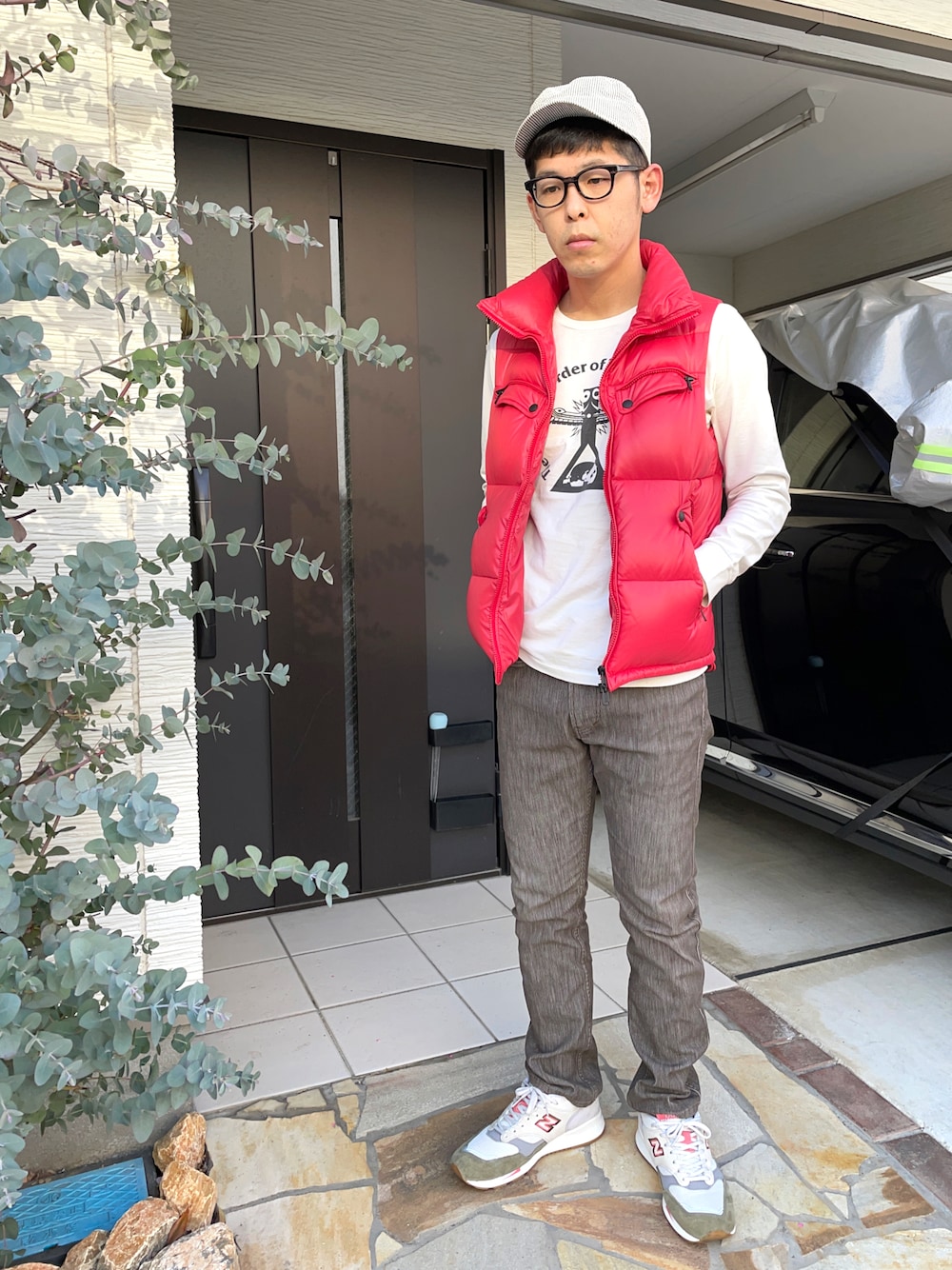 「ダウンベスト、キャップ、New Balance、スニーカー、nonnative、visvim」｜「nonnativeのアイテム（パンツ、グレー系）」を使った、KHさん（メンズ・170cm）の春コーディネートの1枚目の写真