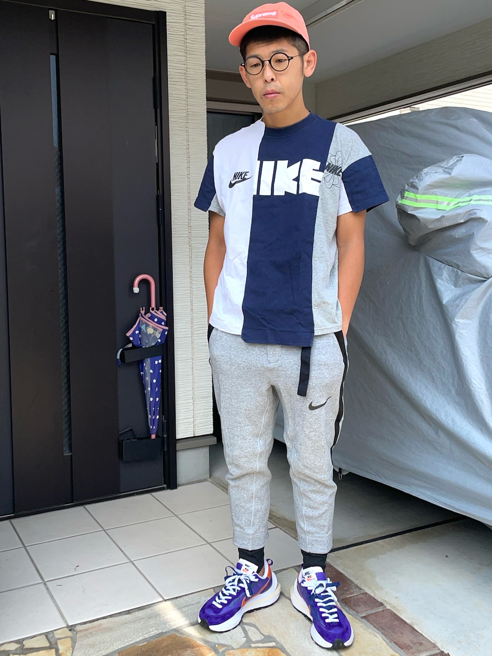「sacai、NIKE、sacai×nike、スニーカー、ゴツナイキ、supreme、キャップ、スウェットパンツ、カットソー」｜「Sacaiのアイテム（スウェットパンツ、グレー系）」を使った、KHさん（メンズ・170cm）の秋コーディネートの1枚目の写真