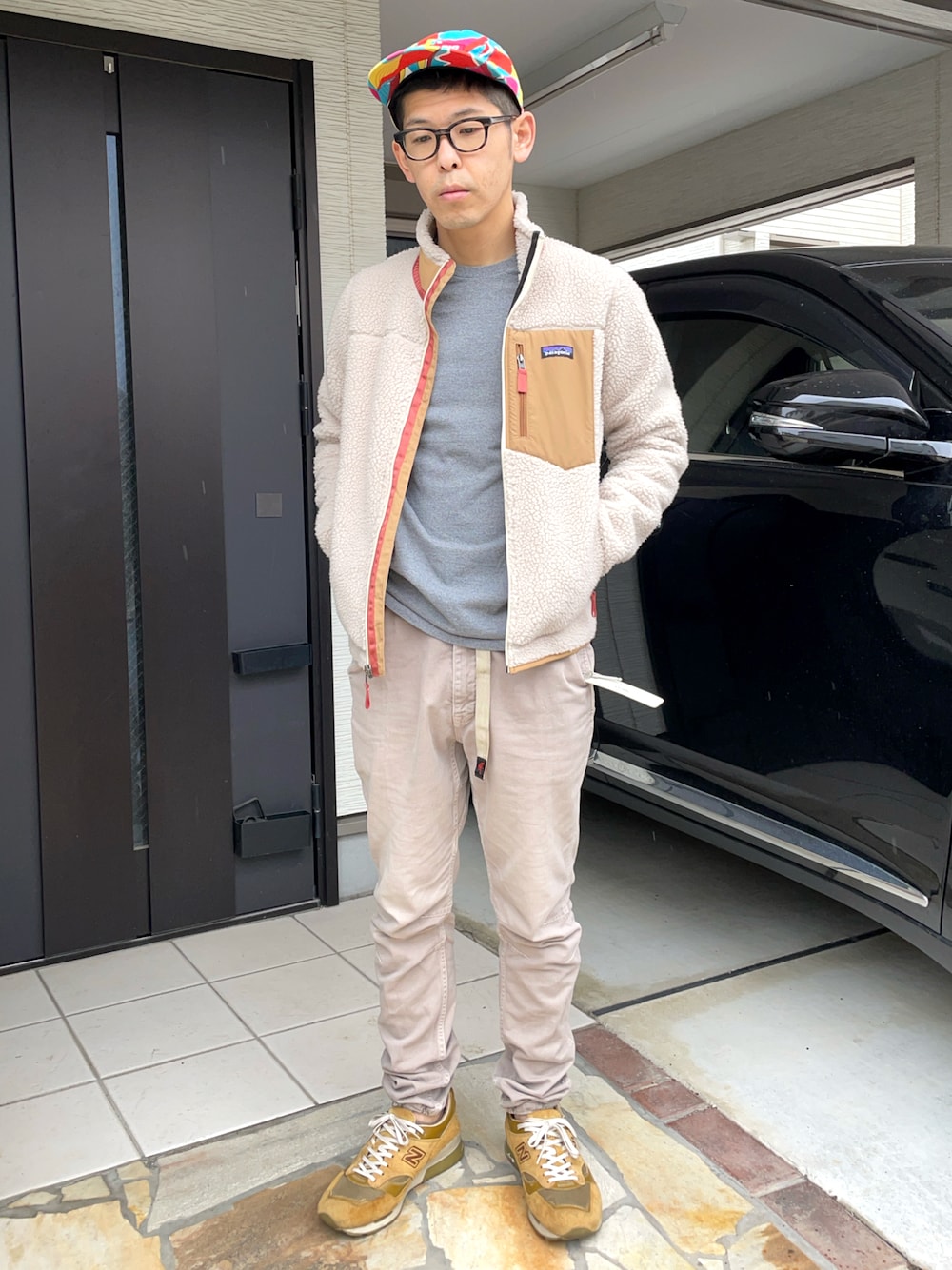 「ボアジャケット、patagonia、パタゴニア、GRAMICCI、カーゴパンツ、nonnative、New Balance、ニューバランス、キャツプ、supreme」｜「GRAMICCI × nonnativeのアイテム（パンツ、ベージュ系）」を使った、KHさん（メンズ・170cm）の春コーディネートの1枚目の写真