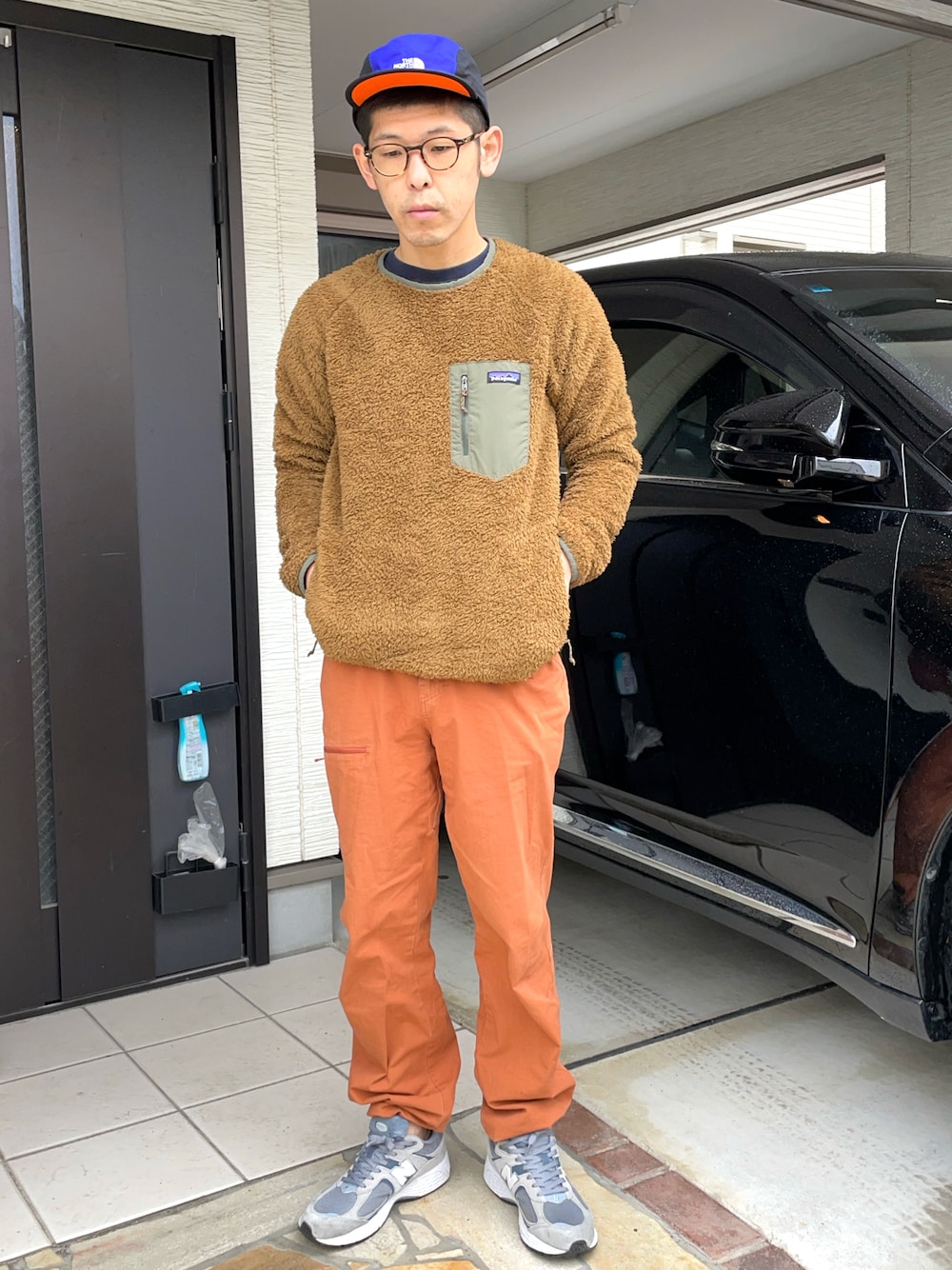 「Patagonia、フリース、カーゴパンツ、スニーカー、New Balance、キャップ、THE NORTH FACE」｜「THE NORTH FACEのアイテム（キャップ、ブルー系）」を使った、KHさん（メンズ・170cm）の春コーディネートの1枚目の写真