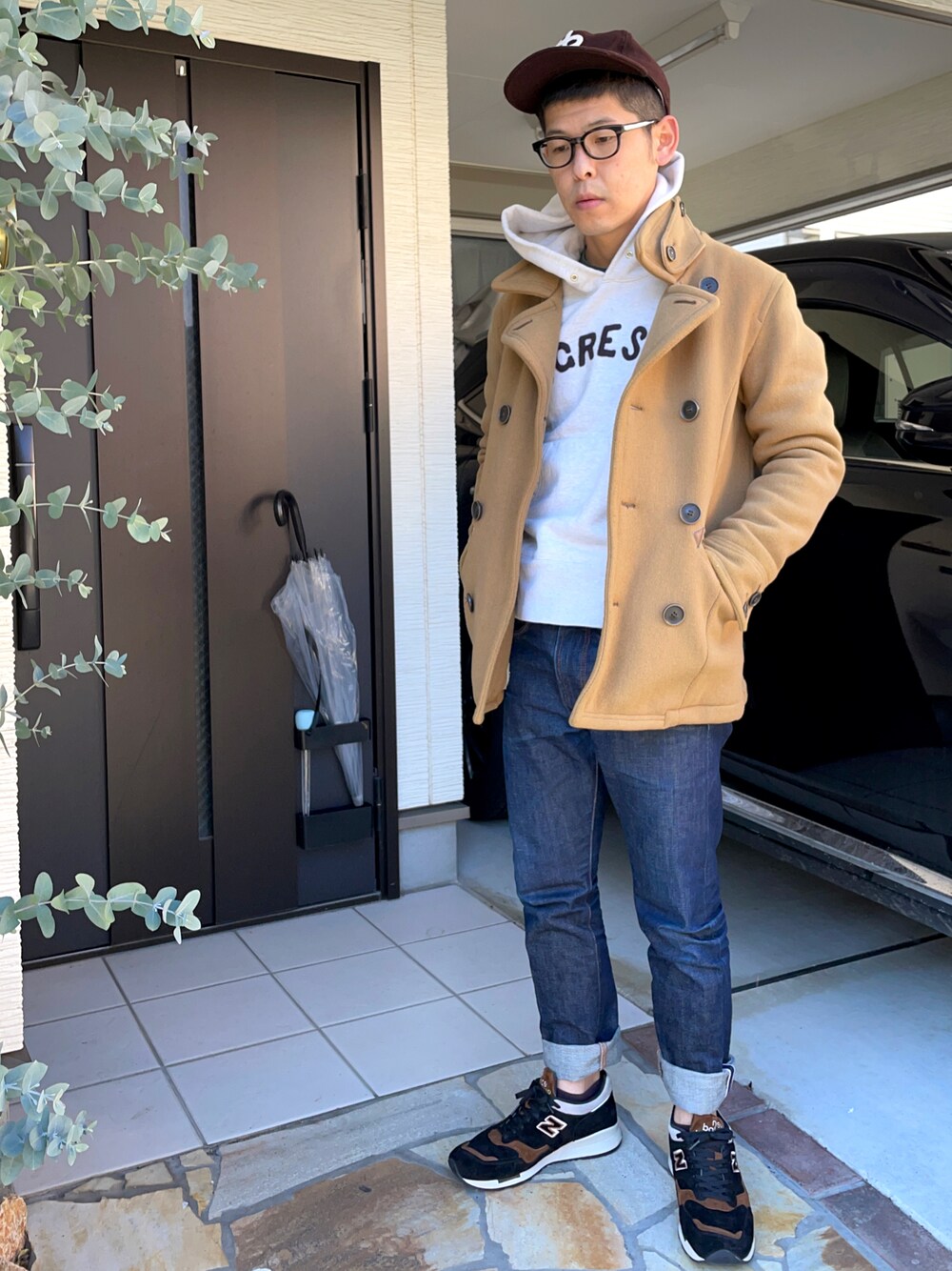「ピーコート、Pコート、パーカー、New Balance、スニーカー、ニューバランス、hobo、キャップ、nonnative」｜「VISVIMのアイテム（パーカー、ホワイト系）」を使った、KHさん（メンズ・170cm）の冬コーディネートの1枚目の写真