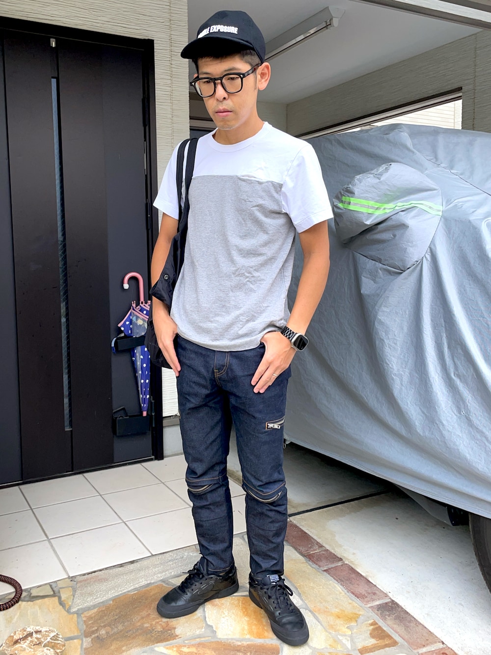 「カットソー、sacai、Maison Margiela、リーボック(Reebok)、デニム、briefing、トートバッグ、キャップ、Apple Watch、スニーカー、GARNI、メガネ男子」｜「Sacaiのアイテム（Tシャツ/カットソー、グレー系）」を使った、KHさん（メンズ・170cm）の夏コーディネートの1枚目の写真