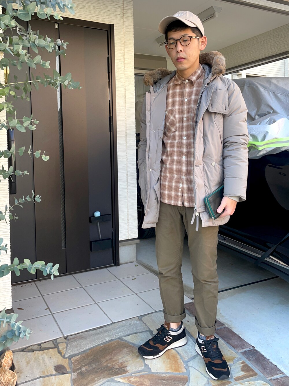 「nonnative、ダウンコート、New Balance、sacai、大人カジュアル」｜「nonnativeのアイテム（シャツ/ブラウス、ブラウン系）」を使った、KHさん（メンズ・170cm）の冬コーディネートの1枚目の写真
