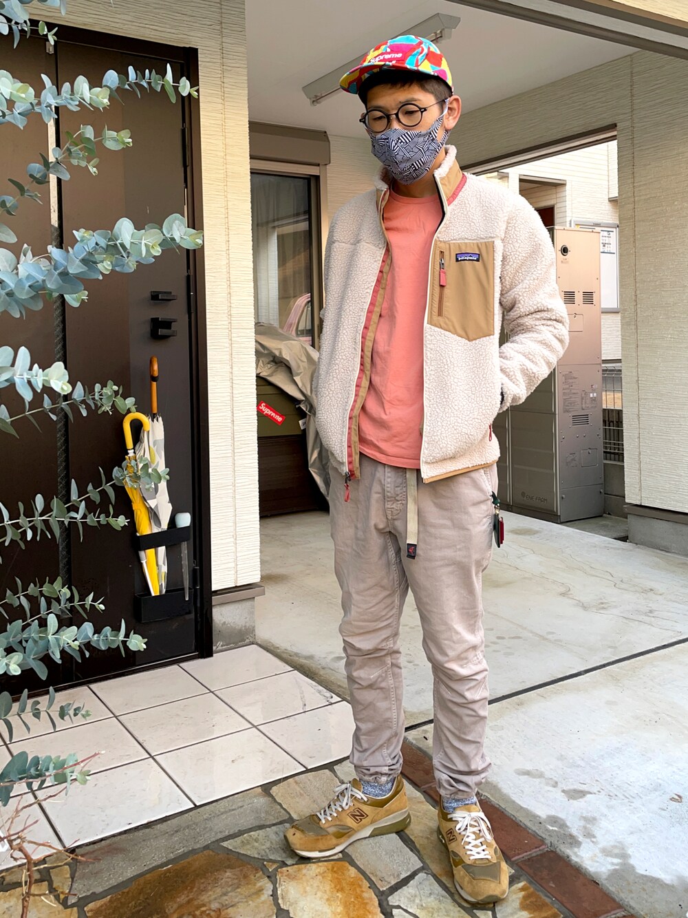 「patagonia、パタゴニア、GRAMICCI、カーゴパンツ、nonnative、New Balance、スニーカー、m1500、supreme、キャツプ、ボアジャケット、グラミチ」｜「patagoniaのアイテム（Tシャツ/カットソー、ピンク系）」を使った、KHさん（メンズ・170cm）の春コーディネートの1枚目の写真
