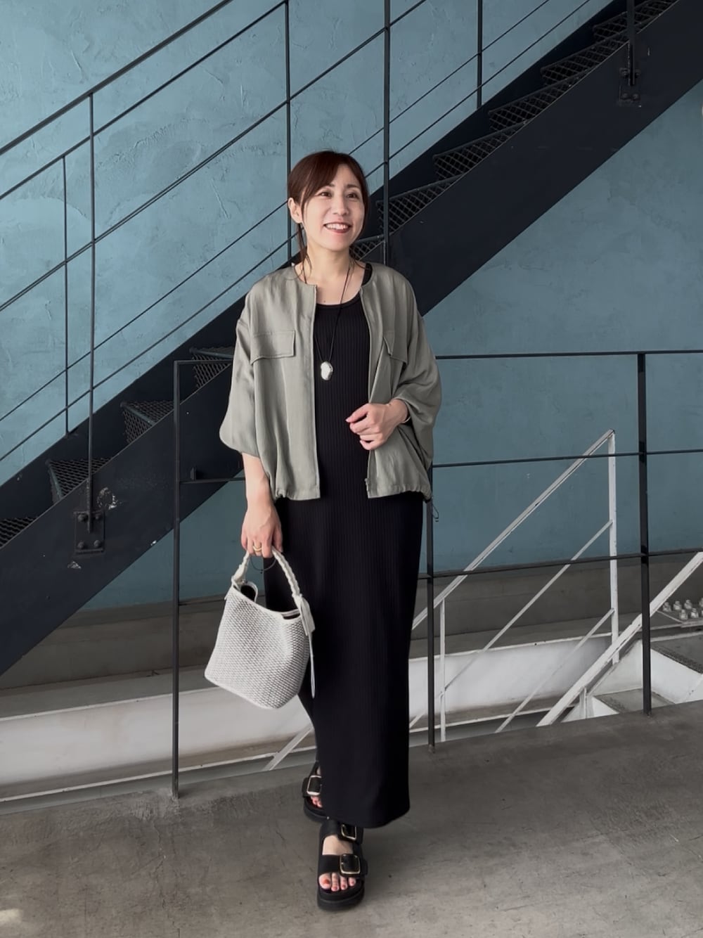 「サンダル、お出かけコーデ、夏服コーデ、ワンピースコーデ、夏服、夏アウター、サマーアウター、ブルゾン、ワンピース、夏羽織、タンクトップワンピース、ブラック、カーキ」｜「RIVE DROITEの【接触冷感】アセテートツイルブルゾン（ブルゾン、グリーン系）」を使った、rd-yuko さん（骨格ウェーブ・レディース・155cm）の春コーディネートの1枚目の写真