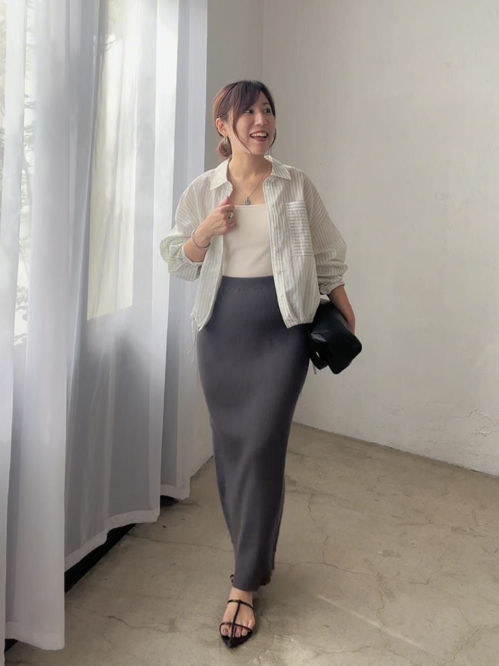 「夏服コーデ、初夏コーデ、低身長女子、夏ファッション、キレイめカジュアル、大人ファッション、低身長コーデ、大人女子、ストライプ、ストライプシャツ、ショート丈、ショート丈トップス、タイトスカート、タイトスカートコーデ、ストライプ柄」｜「RIVE DROITEのストライプドロストシャツ（シャツ/ブラウス、グリーン系）」を使った、rd-yuko さん（骨格ウェーブ・レディース・155cm）の夏コーディネートの1枚目の写真