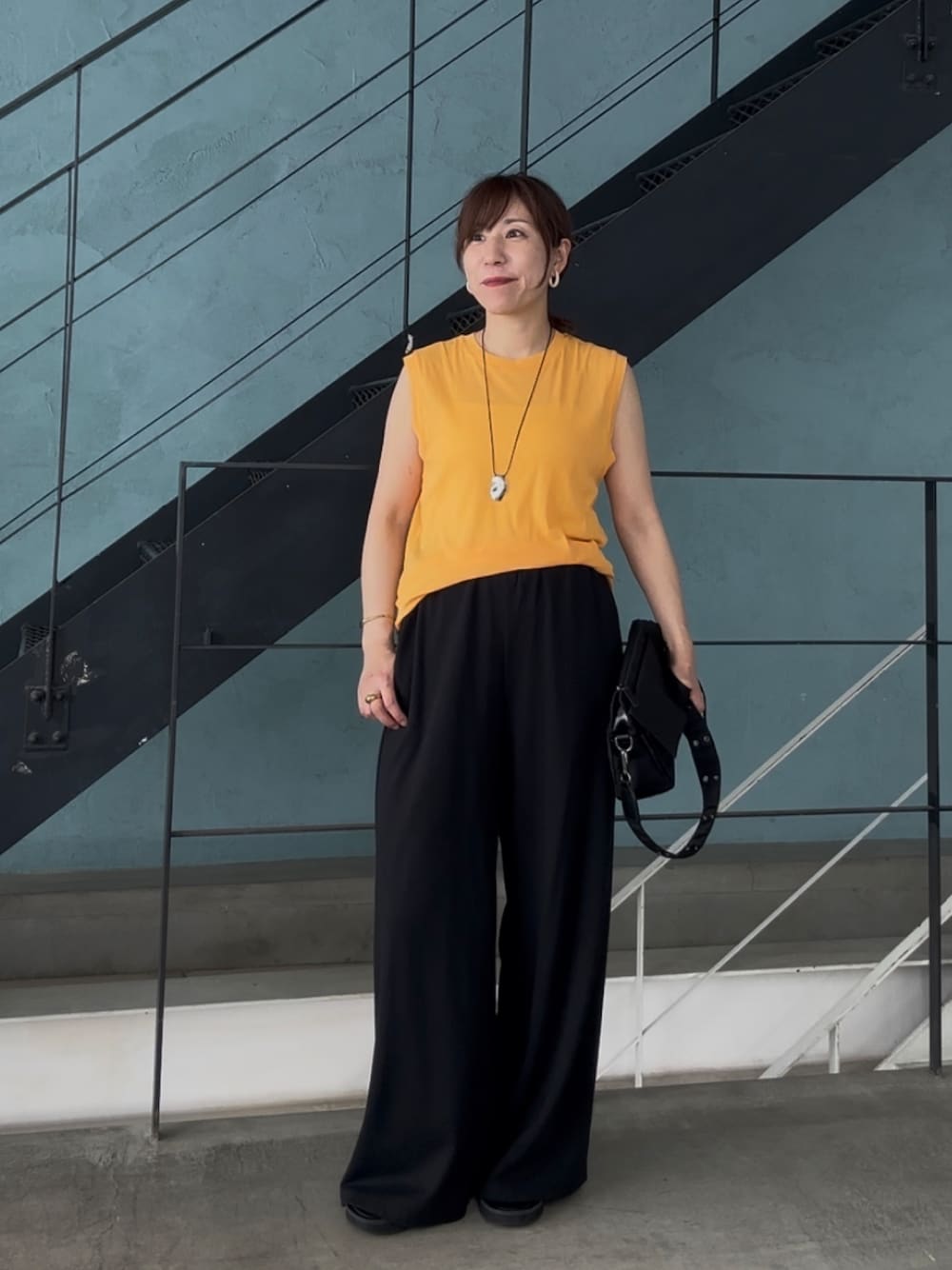 「低身長コーデ、低身長、低身長女子、スウェット、スウェットコーデ、スウェットパンツ、大人スウェット、大人カジュアル、大人コーデ、大人女子、タンクトップ、タンクトップコーデ、シアー、シアートップス、楽チンコーデ」｜「RIVE DROITEの【MONN.:.(モン)】スウェットワイドパンツ（その他パンツ、ブラック系）」を使った、rd-yuko さん（骨格ウェーブ・レディース・155cm）の夏コーディネートの1枚目の写真