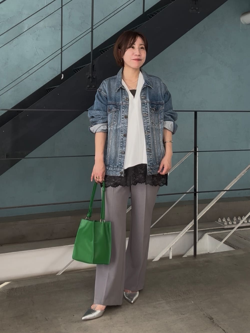 ブルー系のデニムジャケット、ホワイト系のスウェット、ブラック系のキャミソールを着用したレディースの冬コーディネートの1枚目の写真