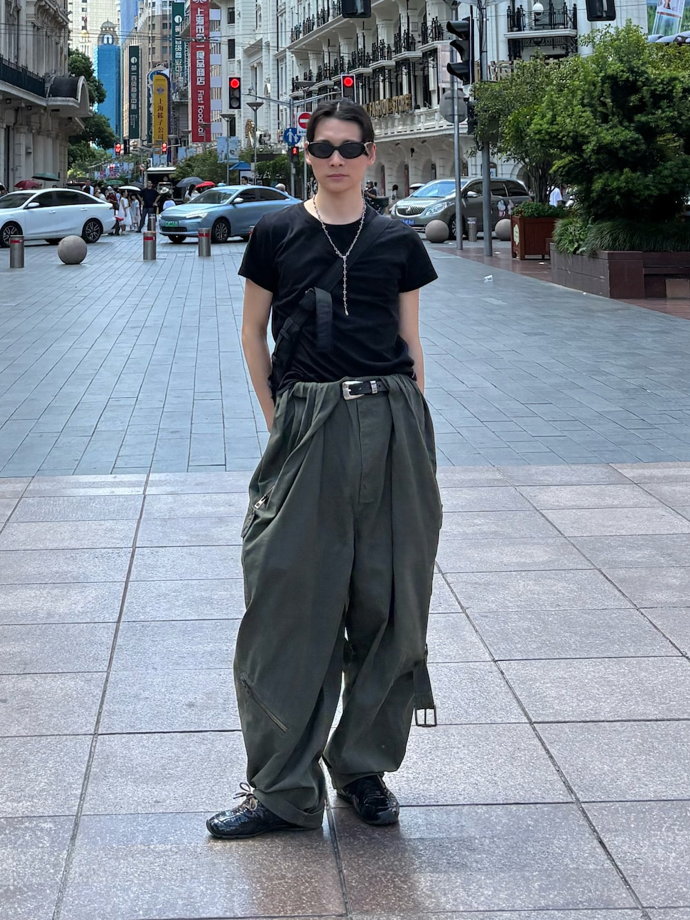 「シンプルコーデ、メンズコーデ、ラフ、韓国ファッション、今日のコーデ、夏コーデ、カーゴパンツ、カーキパンツ、黒Tシャツ、サングラス」｜「LOEWEのアイテム（カーゴパンツ、ブラウン系）」を使った、TAKATONさん（メンズ・171cm）の秋コーディネートの1枚目の写真